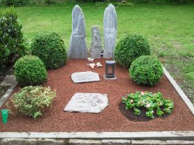 Hier eine Beispielbepflanzung einer vorhandenen Grabstelle, nach einer erneuten Beisetzung.